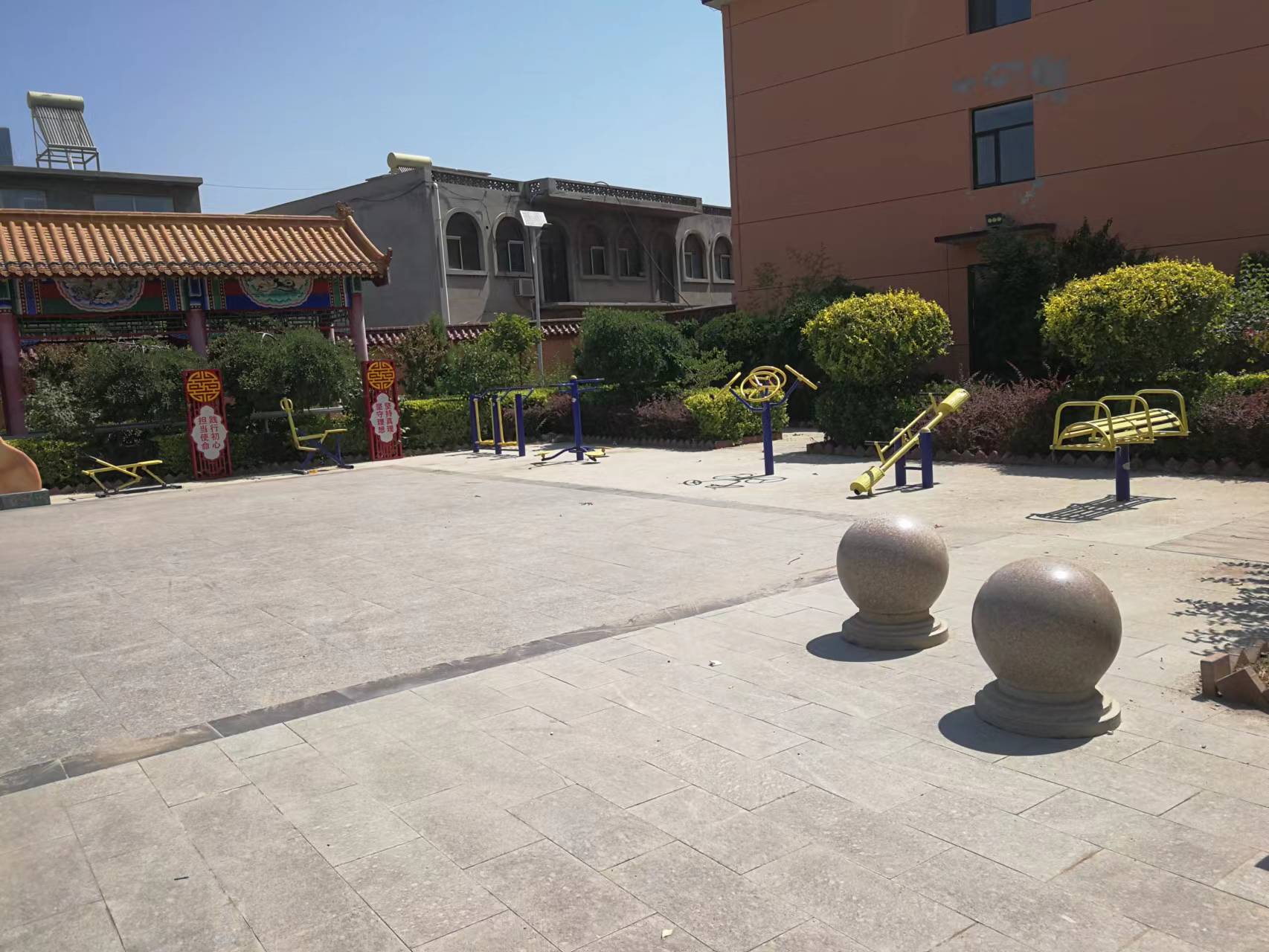父子三村委会健身广场