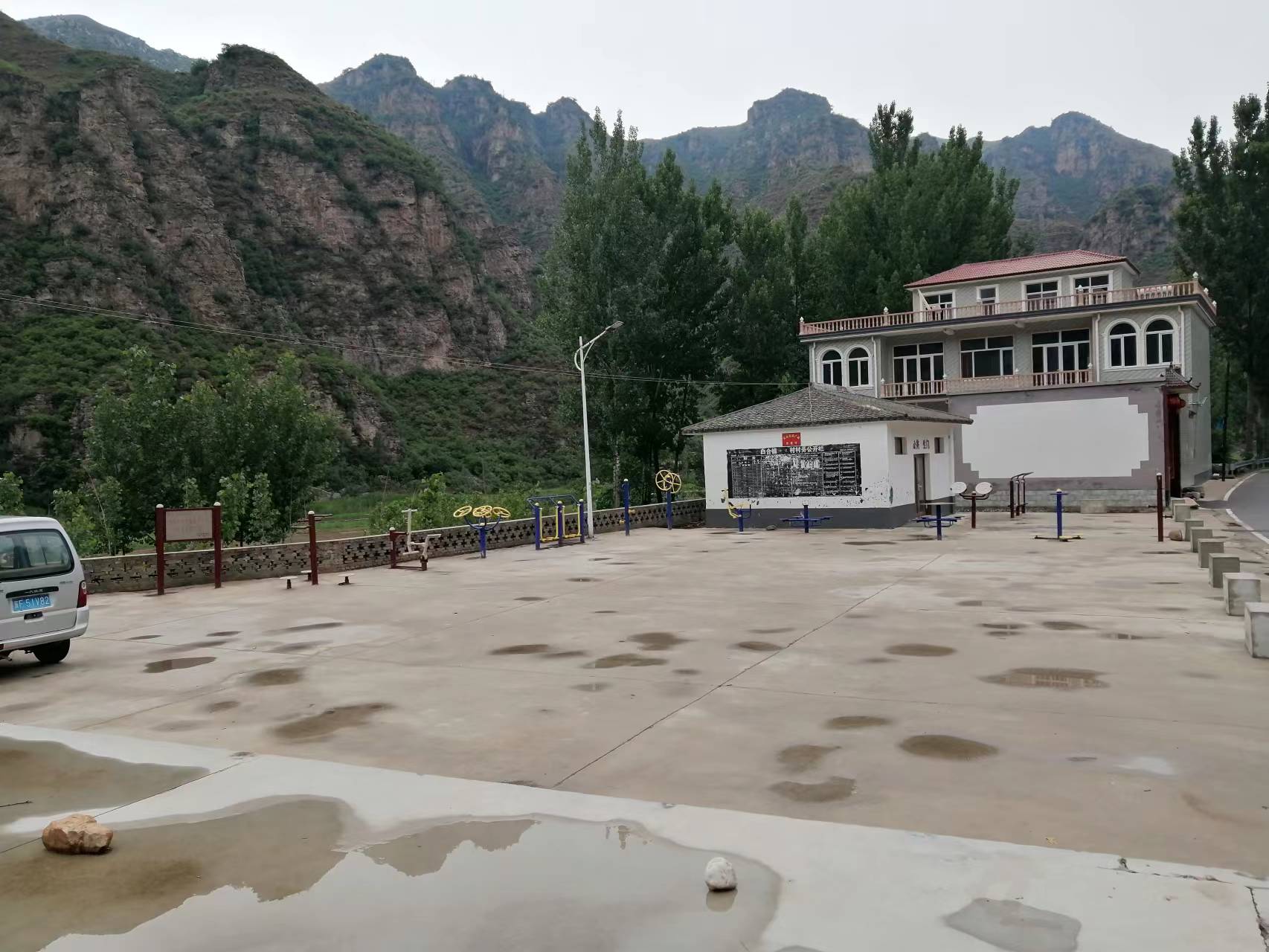 唐县白合镇业里村健身中心
