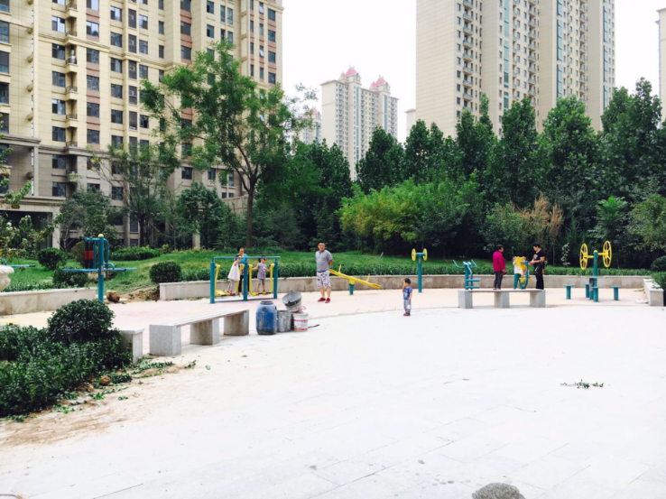 泰丰观湖14号楼前广场